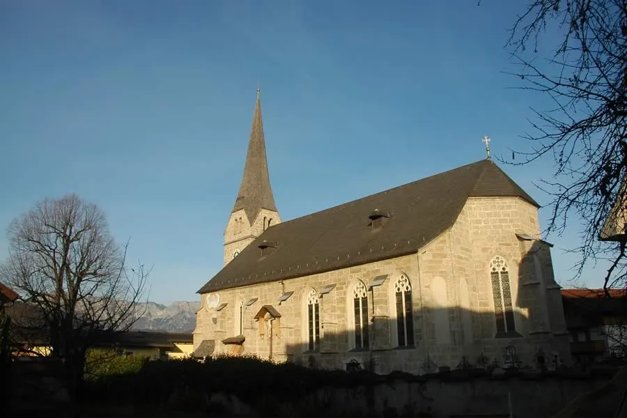 Kirche Bad Vigaun in der Dämmerung, oben noch hell unten schattig